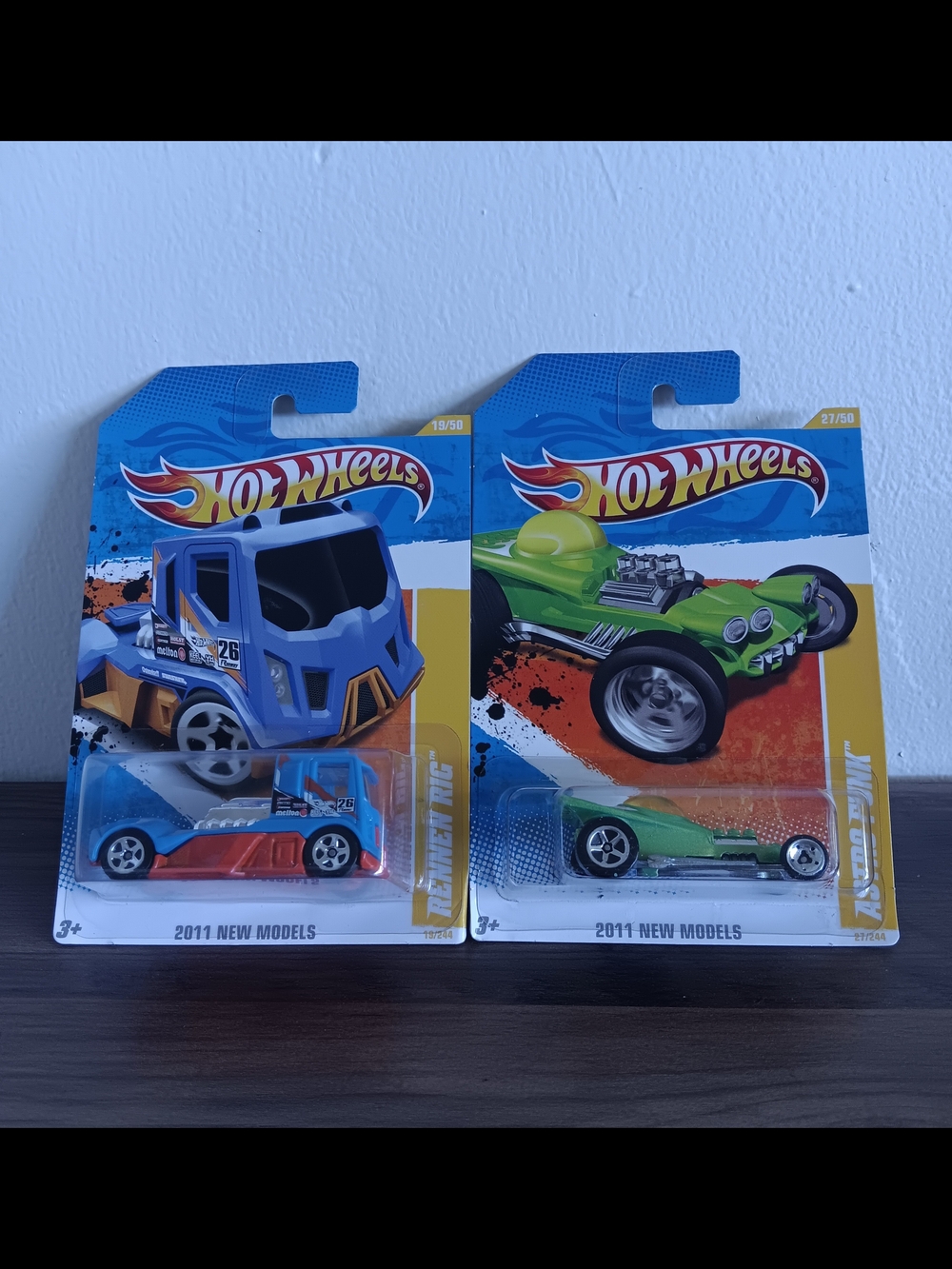 Hot Wheels Rennen Rig & Astro Funk 2011 New Models Lot Of 2